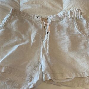 L.L. Bean White Cargo Shorts Lightweight Summer Essential
